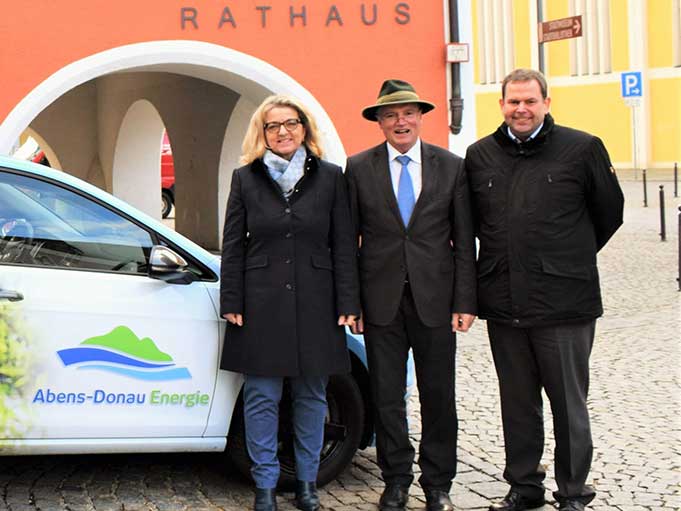 Drei Personen stehen um das E-Wanderauto der Abens-Donau Energie herum