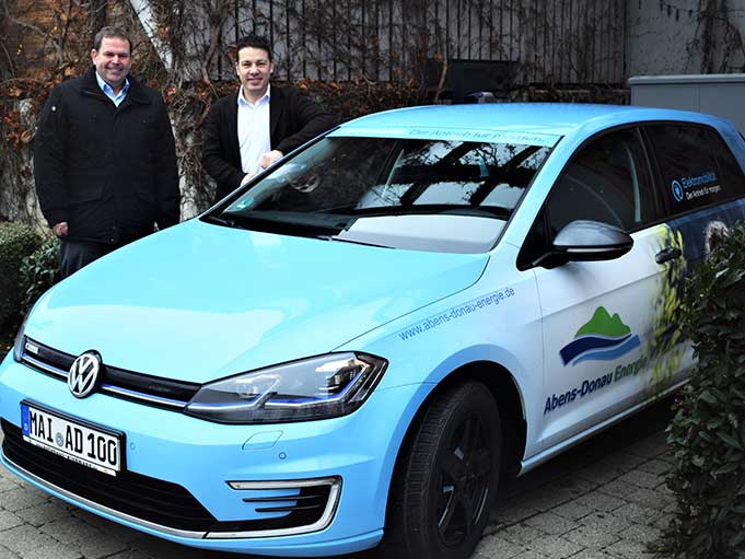 Zwei Männer stehen neben dem E-Wanderauto der Abens-Donau Energie GmbH
