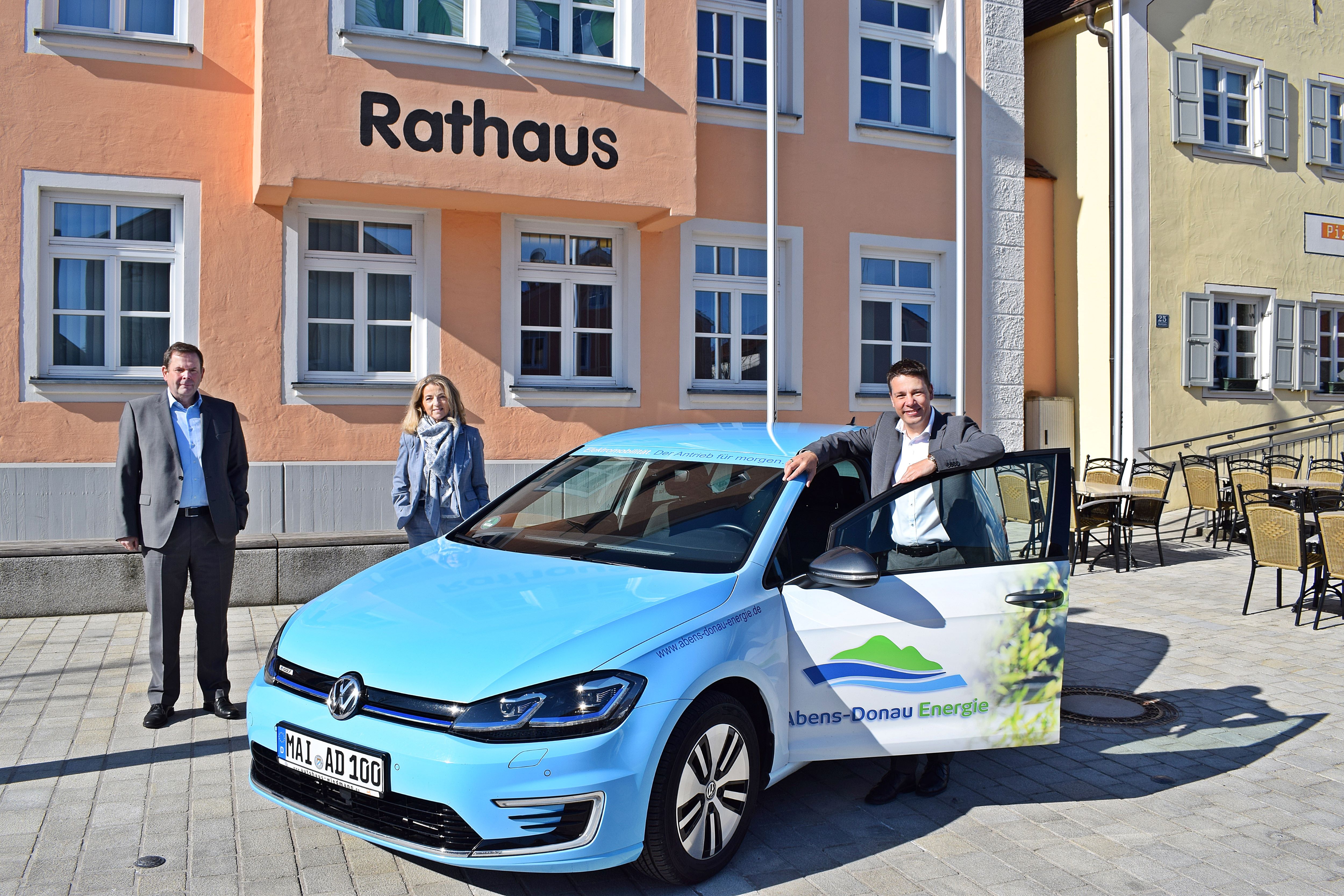 Drei Personen stehen um das E-Wanderauto der Abens-Donau Energie herum.