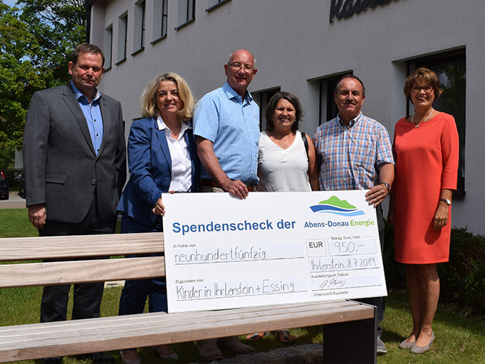 Sechs Personen bei der Übergabe eines Spendenschecks der Abens-Donau-Energie für Kindergärten und Grundschulen in Ihrlerstein und Essing.