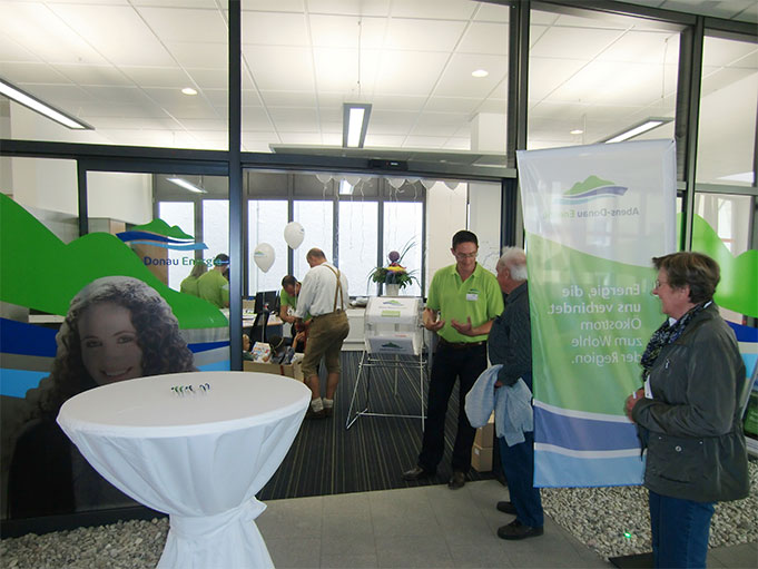 Mehrere Personen im Kundencenter der Abens-Donau Energie.