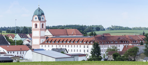 Kirche und Hausdächer in Markt Rohr in Niederbayern.