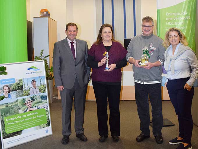 Geschenkübergabe für den 3.000sten Kunden der Abens-Donau Energie.