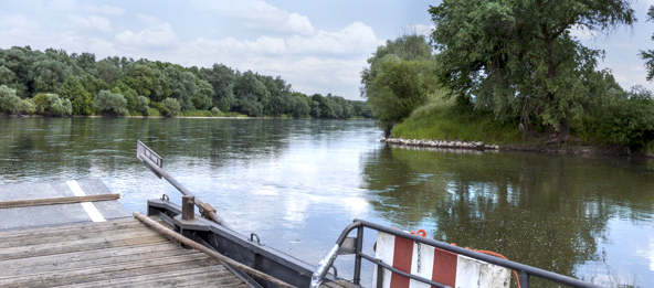 Eine Fähre auf der Donau bei Neustadt an der Donau