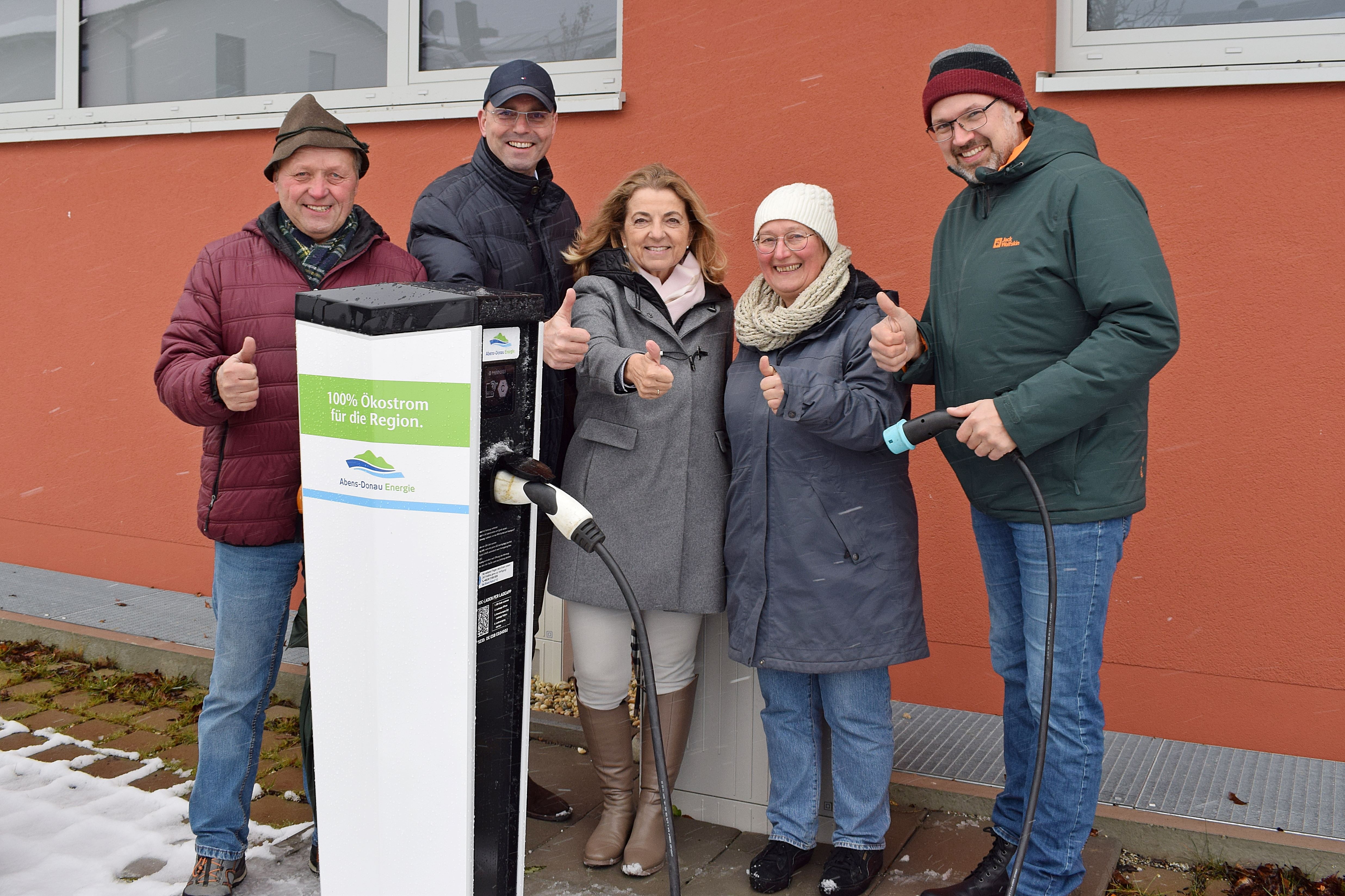 Fünf Personen weihen eine Ladesäule der Abens-Donau Energie in Volkenscheid ein.