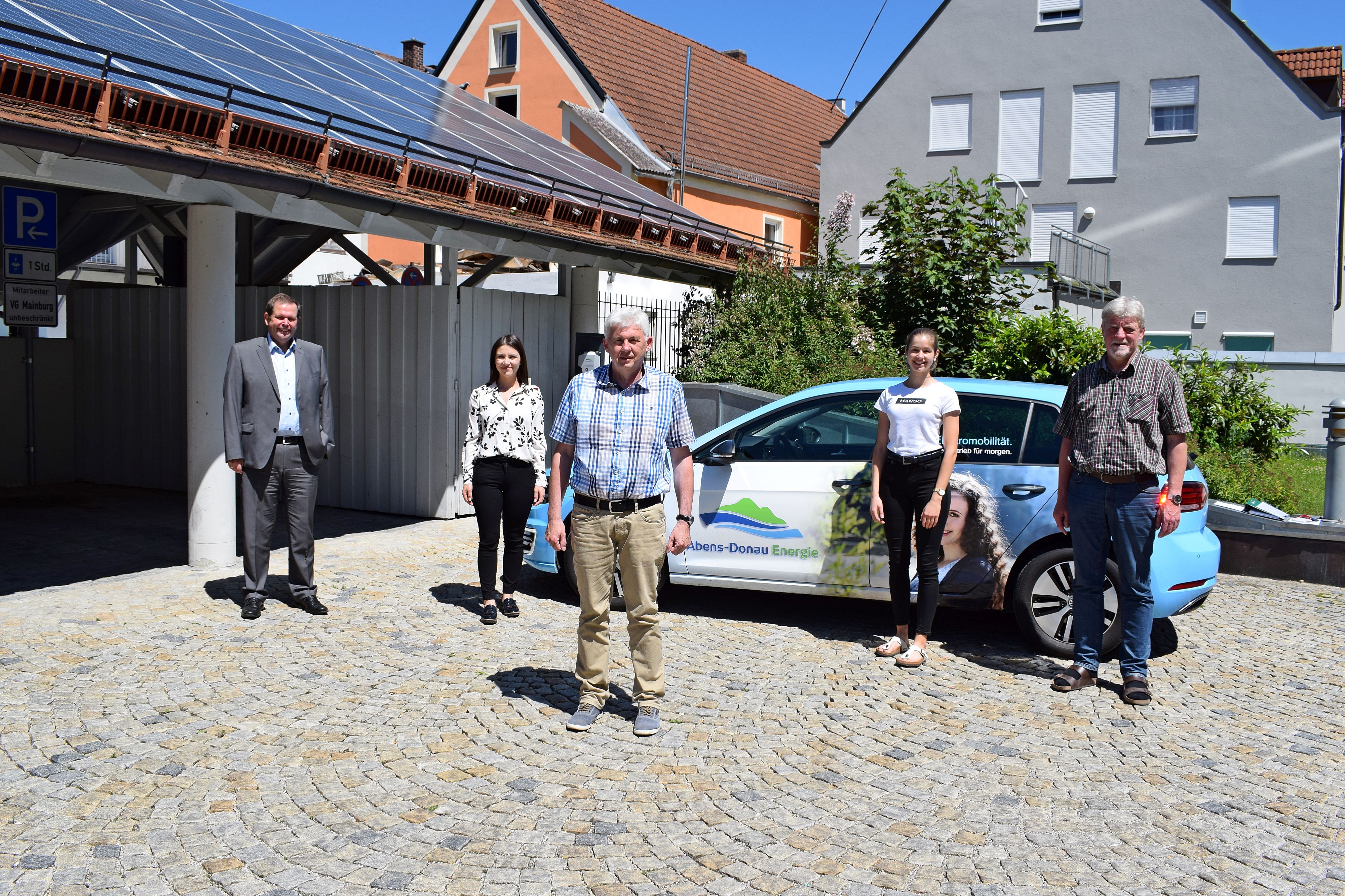 Fünf Personen stehen vor dem E-Wanderauto der Abens-Donau Energie