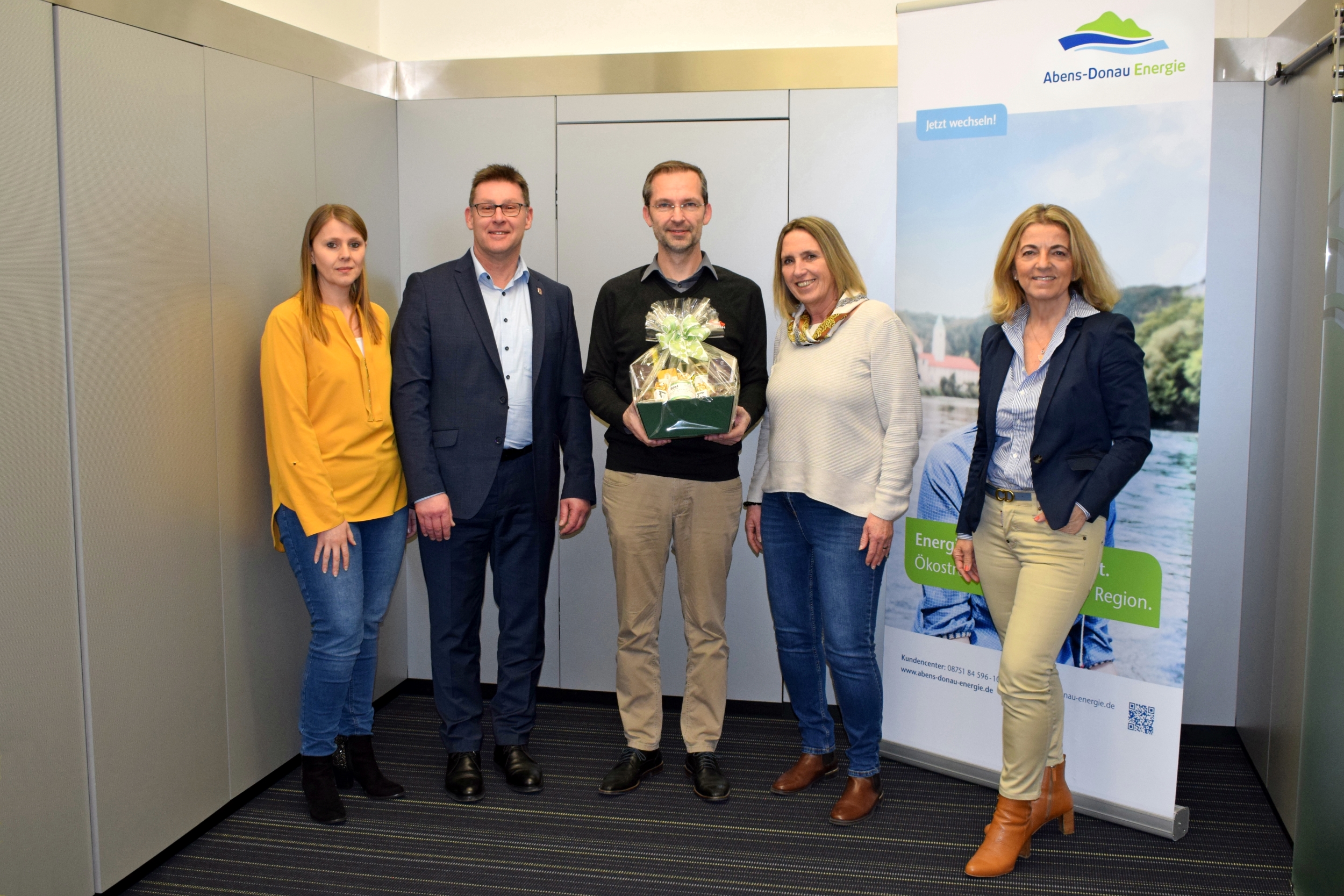 Fünf Personen bei der Geschenkkorbübergabe für den 1000sten Kunden aus der Stadt Mainburg für die Abens-Donau Energie.