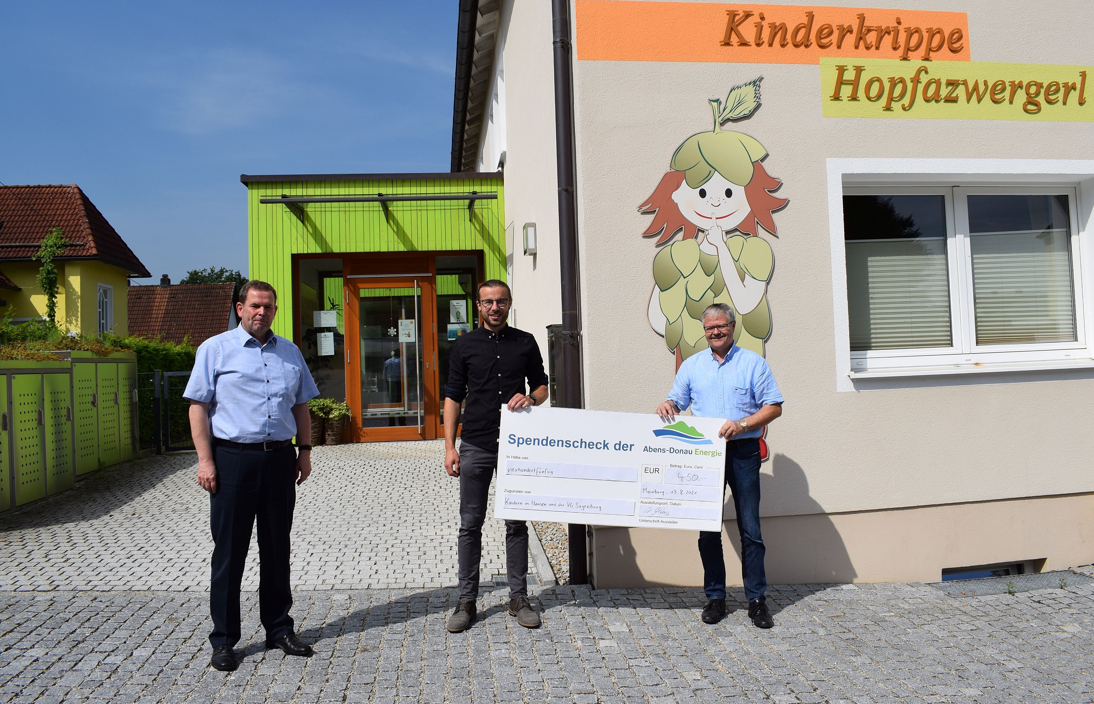 Abens-Donau Energie übergibt Spendenscheck an Kindergärten und Grundschulen in der Region.