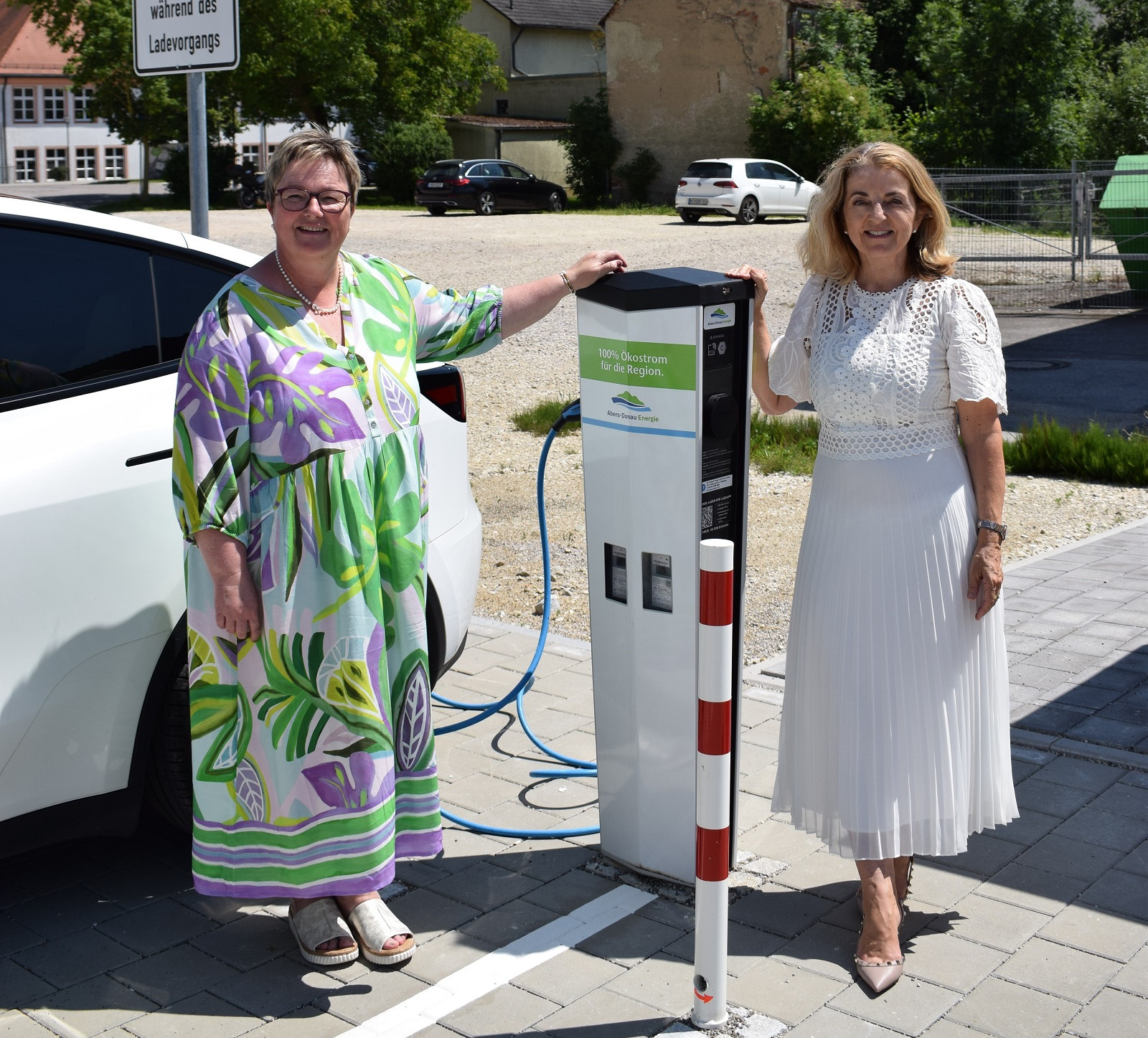 Zwei Frauen eröffnen eine Ladesäule der Abens-Donau Energie in Markt Rohr.