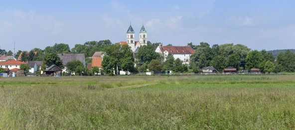 Felder mit der Gemeinde Biburg im Hintergrund.