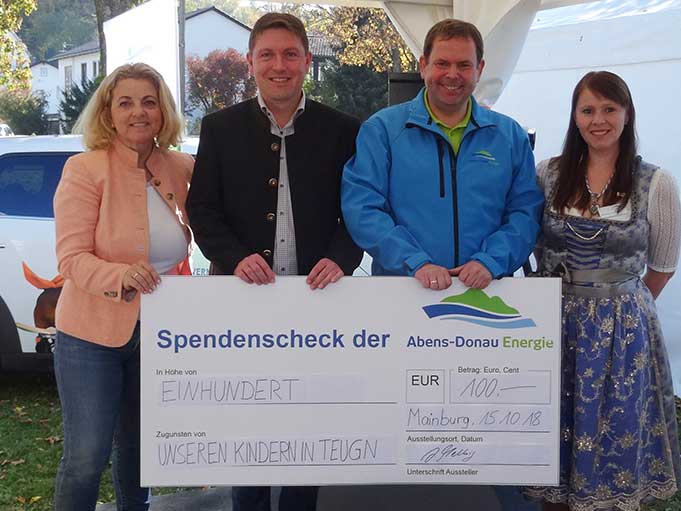 Abens-Donau Energie übergibt Spendenscheck an "Unsere Kinder in Teugn".