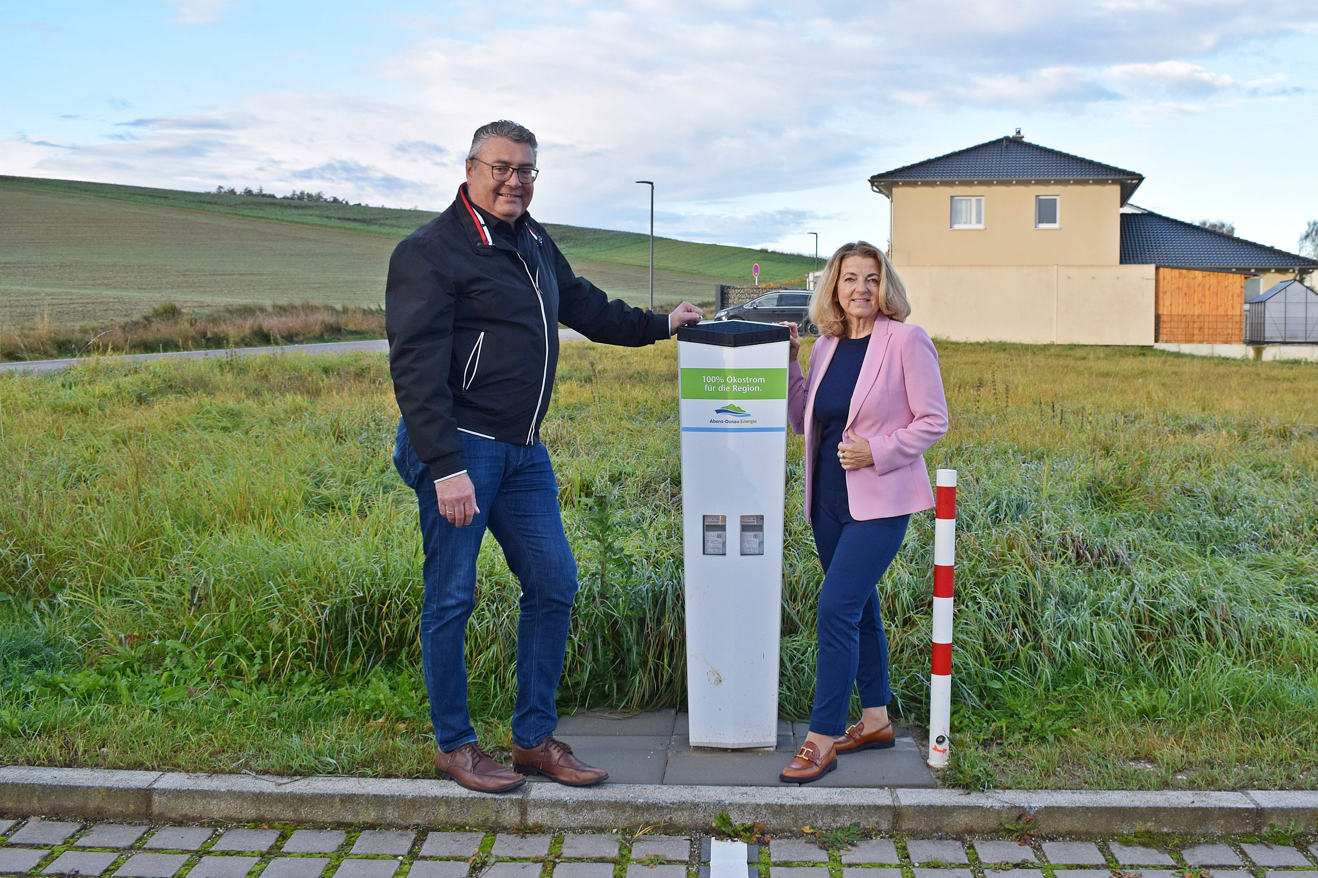 Zwei Personen weihen eine neue Ladesäule der Abens-Donau Energie in der Gemeinde Teugn ein.