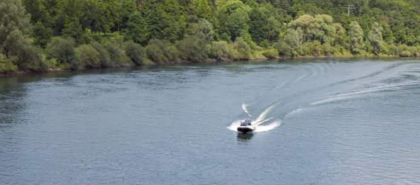 Ein Motorboot auf der Donau.