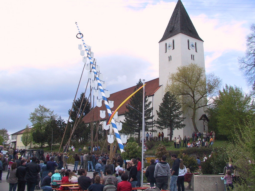 Maibaumaufstellen vor der Kirche in der Gemeinde Teugn.