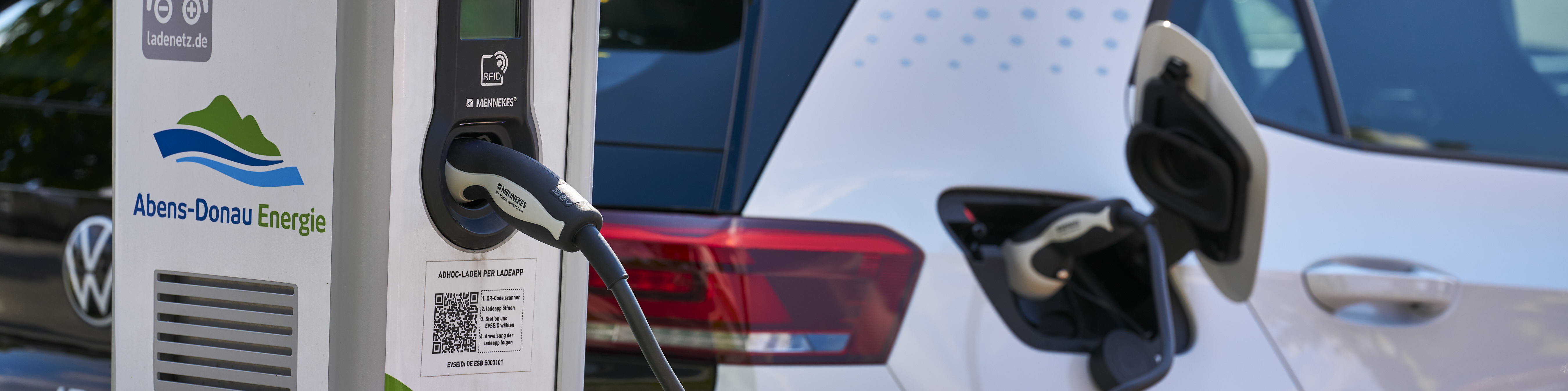 Ladestation der Abens-Donau Energie, an der gerade ein Elektroauto lädt