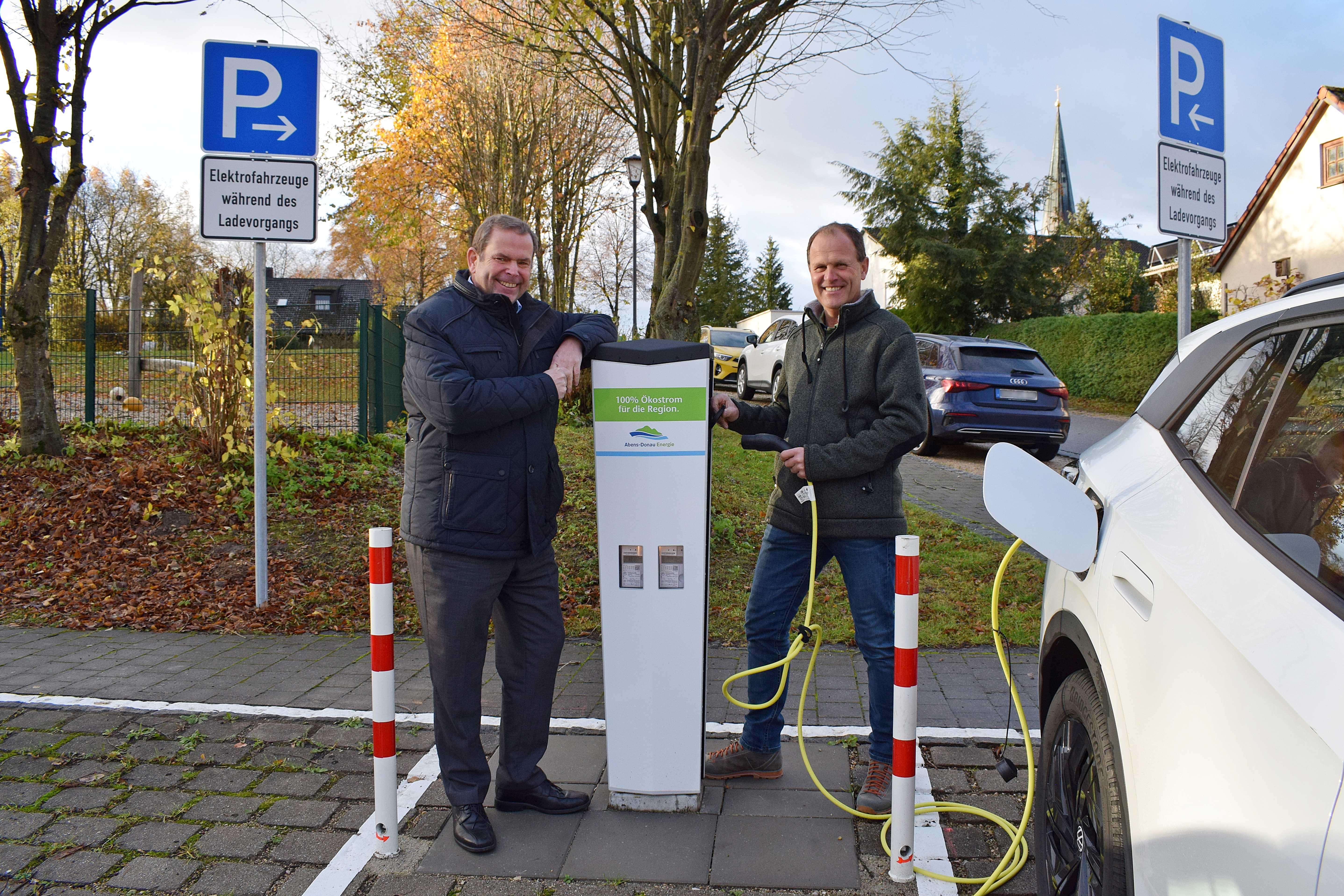 Zwei Männer stehen neben einer Ladesäule der Abens-Donau Energie GmbH.