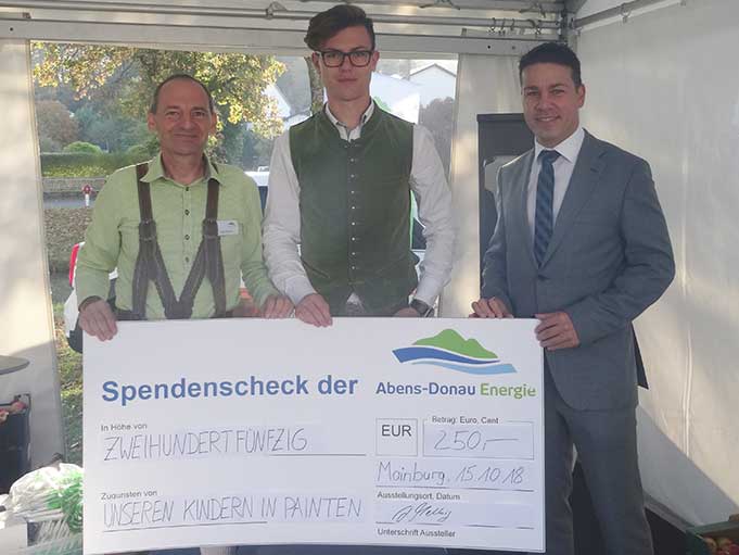 Abens-Donau Energie übergibt Spendenscheck an "Unsere Kinder in Painten".