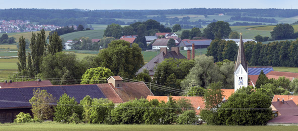 Hausdächer und Kirchturm der Gemeinde Herrngiersdorf