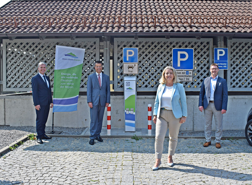 Vier Personen eröffnen eine Ladestation der Abens-Donau Energie in Mainburg.