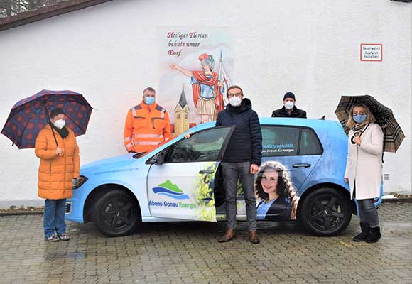 Fünf Personen stehen um den VW E-Golf der Abens-Donau Energie herum.